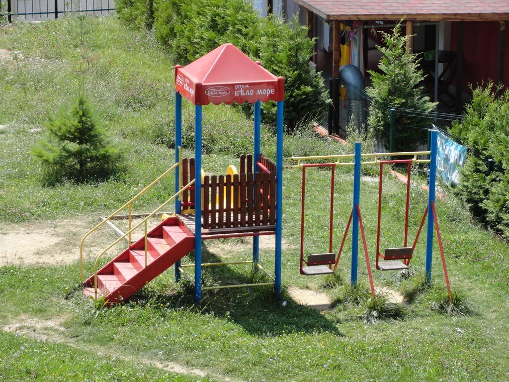Hotel Byalo More Баните Экстерьер фото